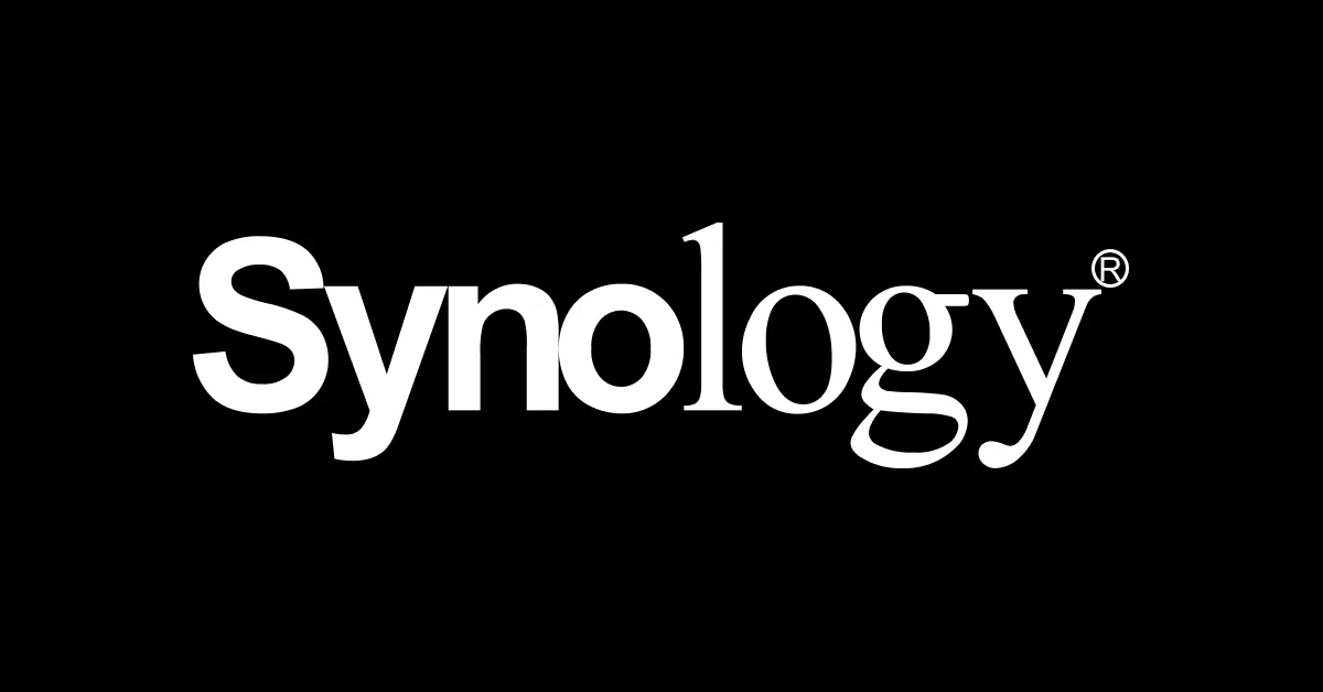 A Synology fehér logója fekete háttéren