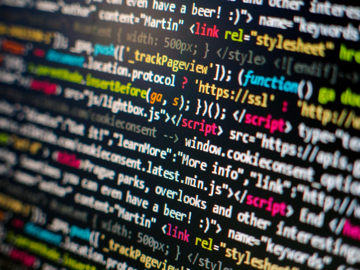 HTML- és JavaScript-kód közelről egy számítógép képernyőjén