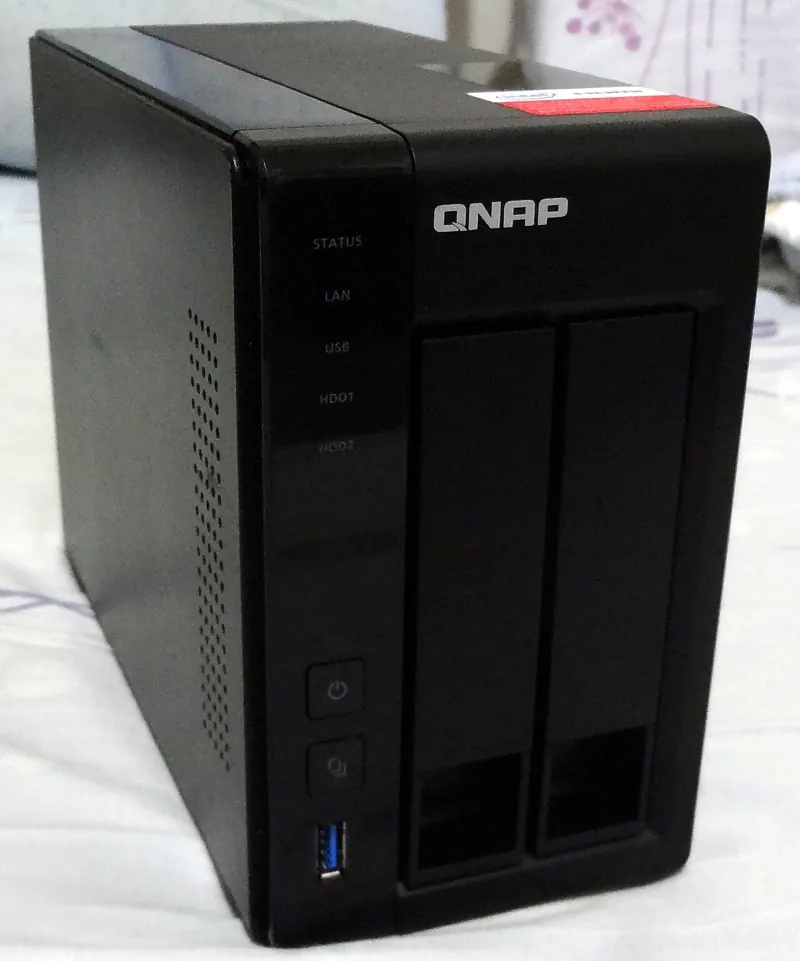A QNAP TS-251+ kétlemezes NAS elölnézetből