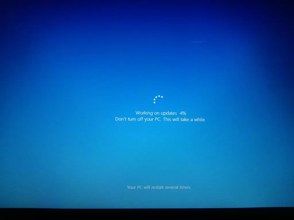 Windows-frissítés futása egy laptop képernyőjén